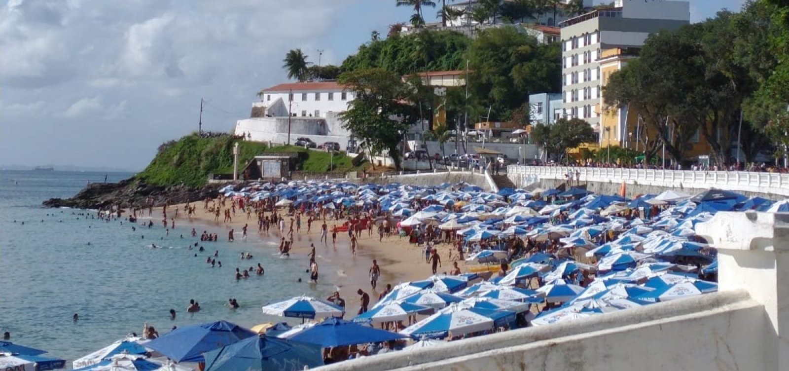 Homem é assassinado dentro da faixa de areia do Porto da Barra; suspeito fugiu a pé