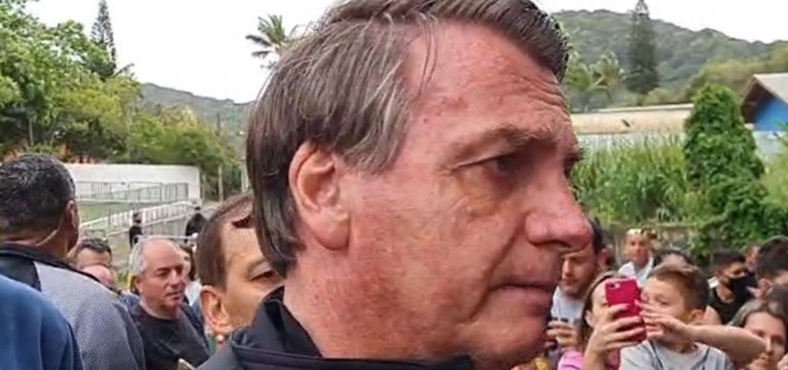 Sem vacina, Bolsonaro é barrado em jogo do Santos: "Por que isso?"; veja vídeo