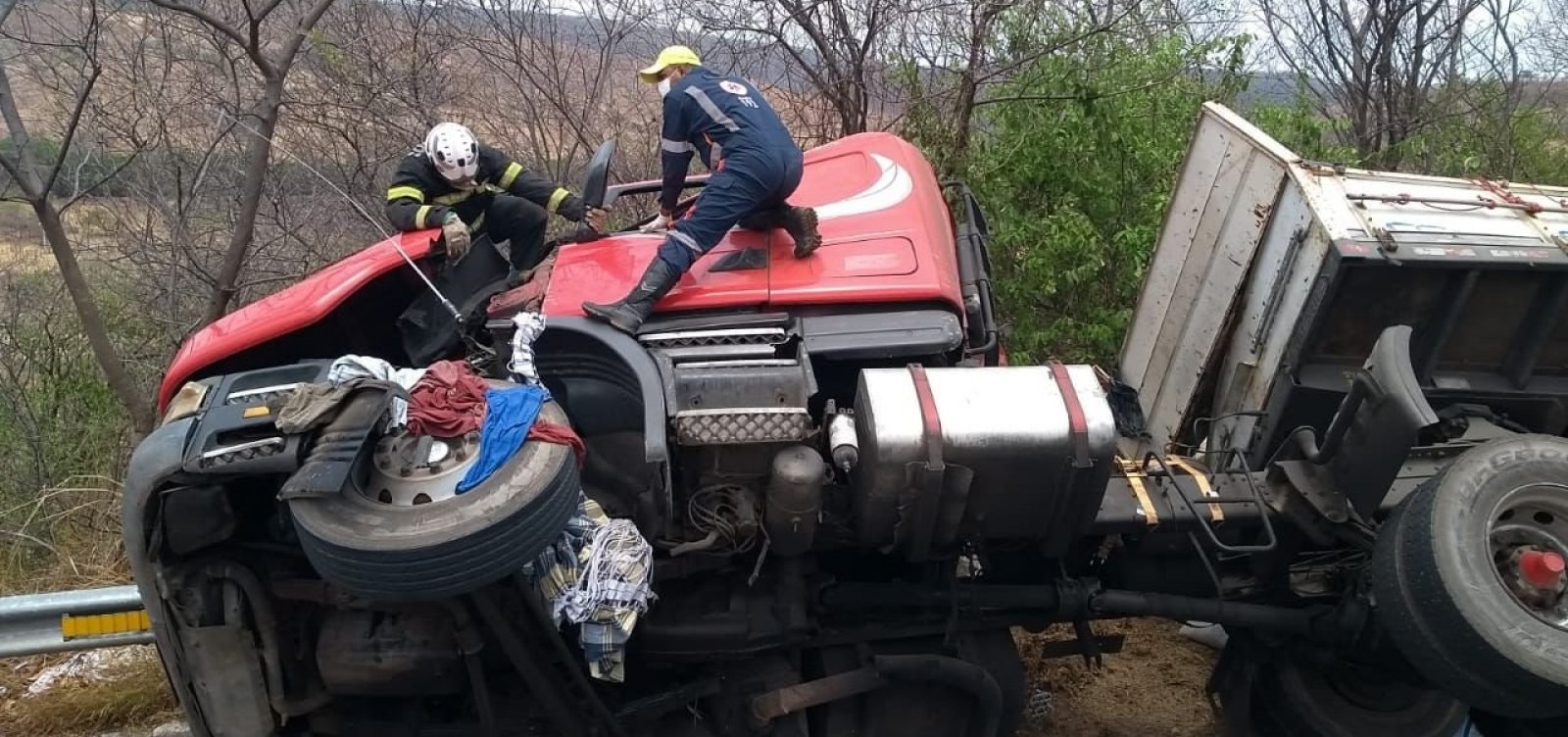 Bombeiros resgatam motorista e ajudante presos às ferragens de carreta na BR 242