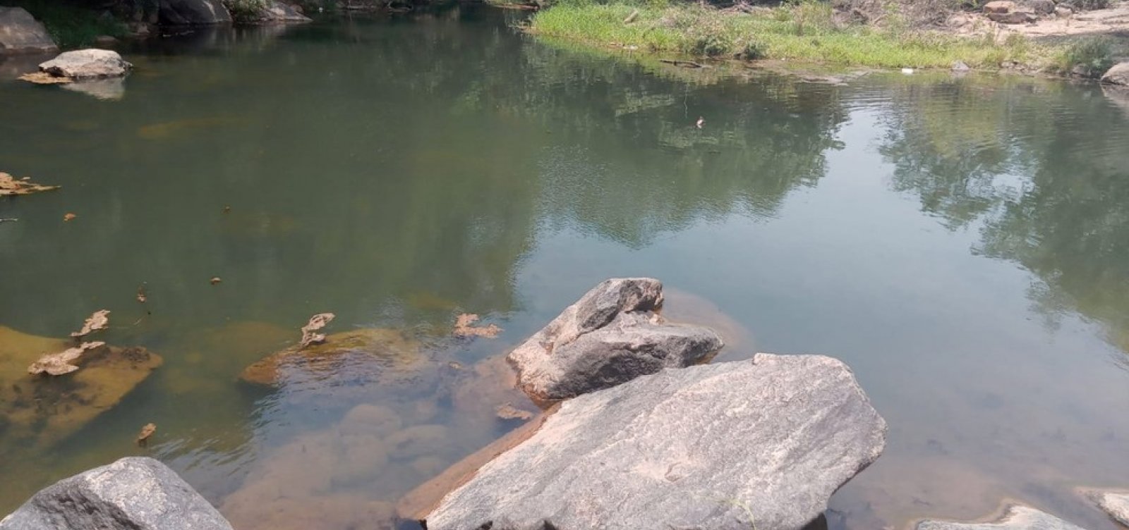 Jovem morre afogado ao tentar recuperar celular que caiu em rio na Bahia