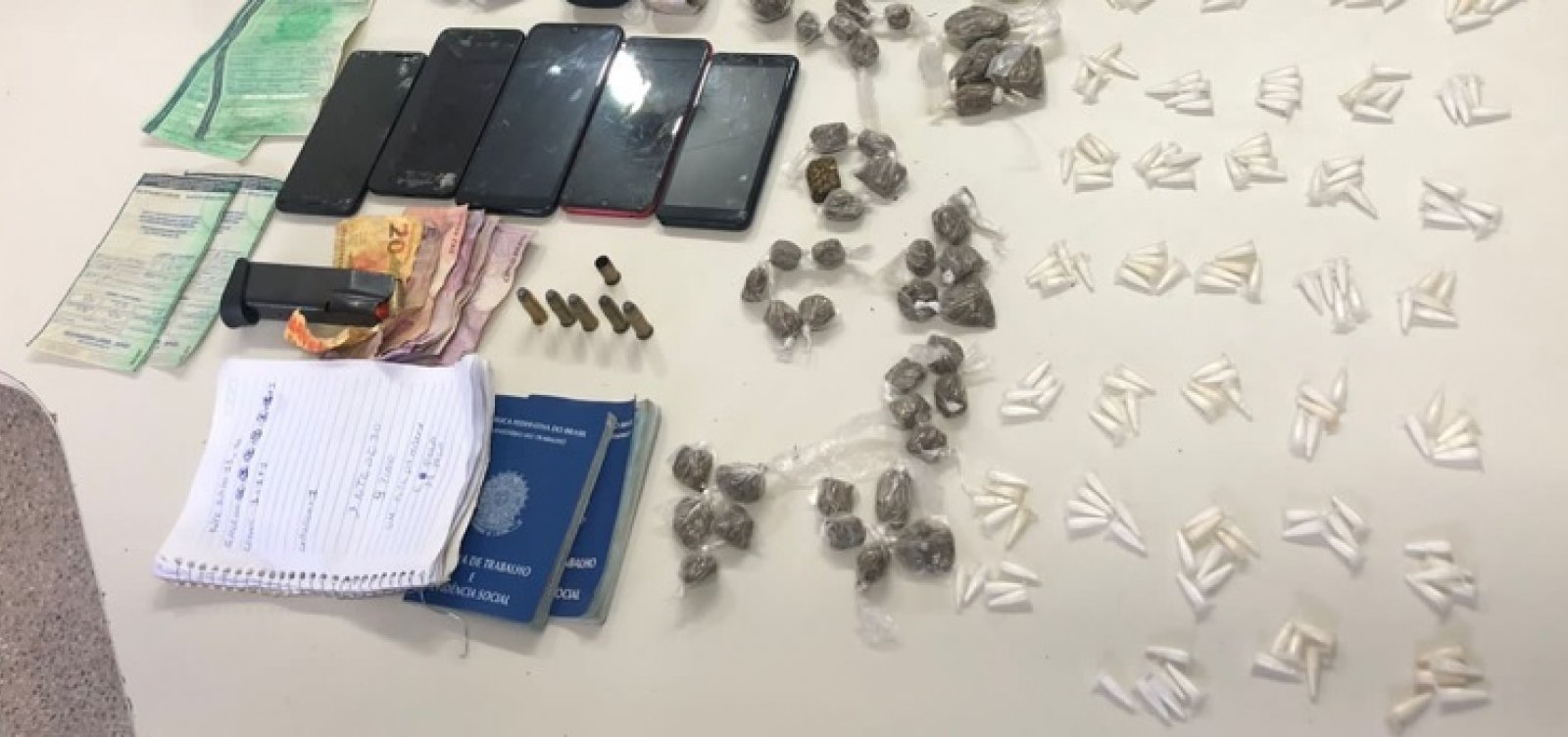 Suspeito de tráfico é preso com arma e 200 porções de cocaína em Simões Filho