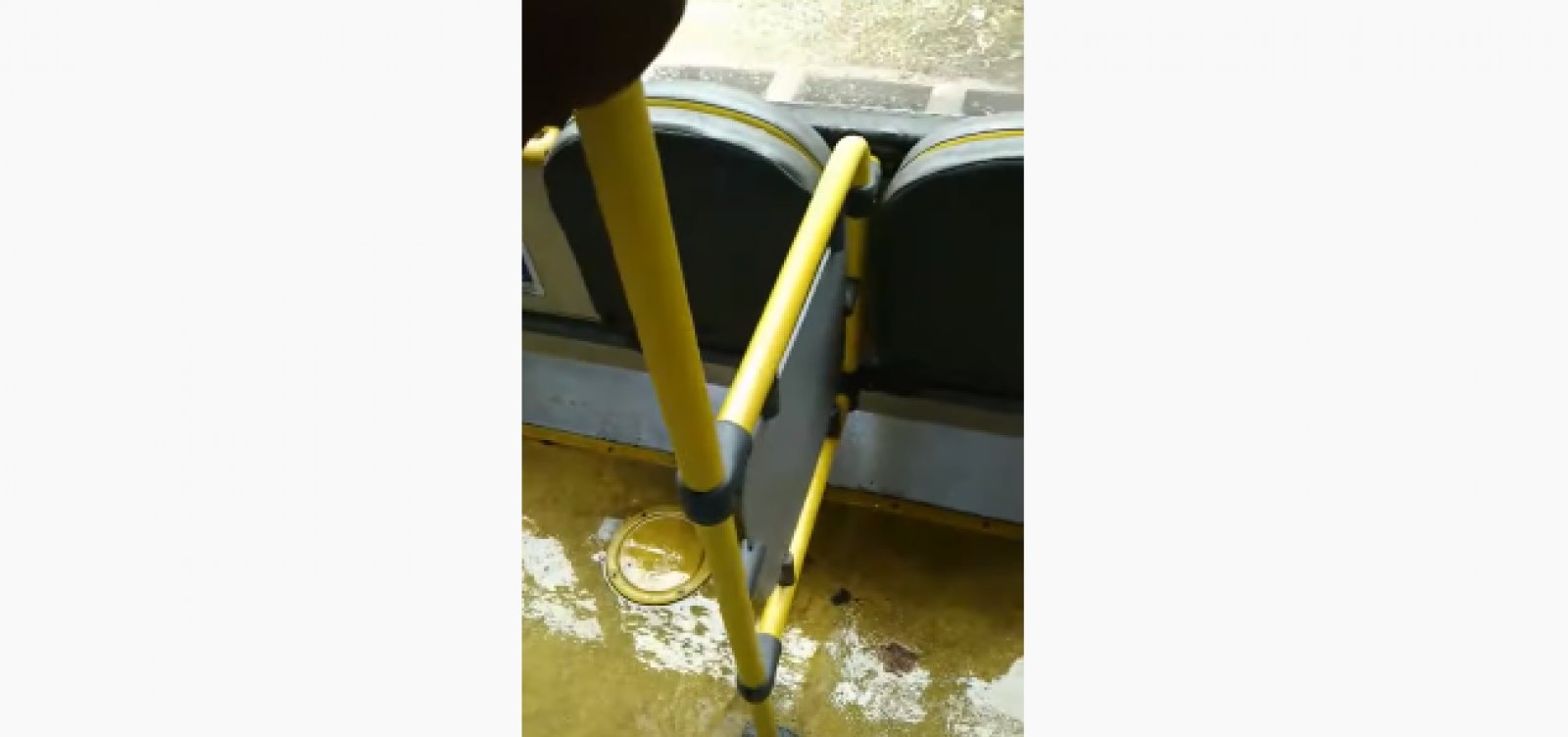 Em vídeo, passageiro denuncia alagamento de ônibus causado por ar-condicionado em Salvador