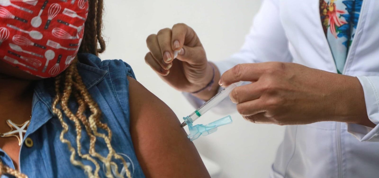 Vacinação contra Covid-19 aplica 1ª, 2ª e 3ª doses nesta sexta