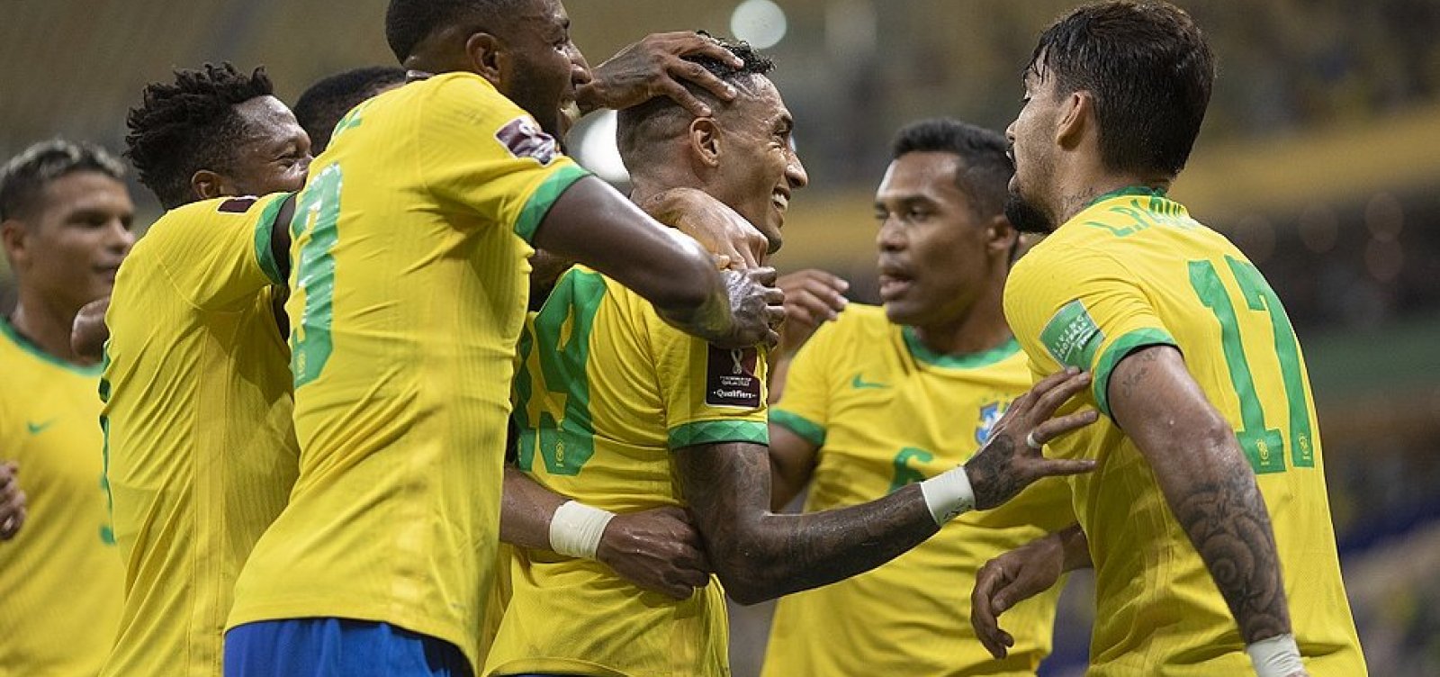 Brasil goleia Uruguai e segue líder das eliminatórias da Copa