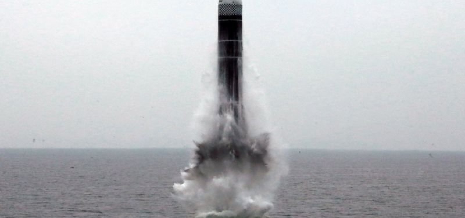 Coreia do Norte dispara míssil balístico para o mar do Japão