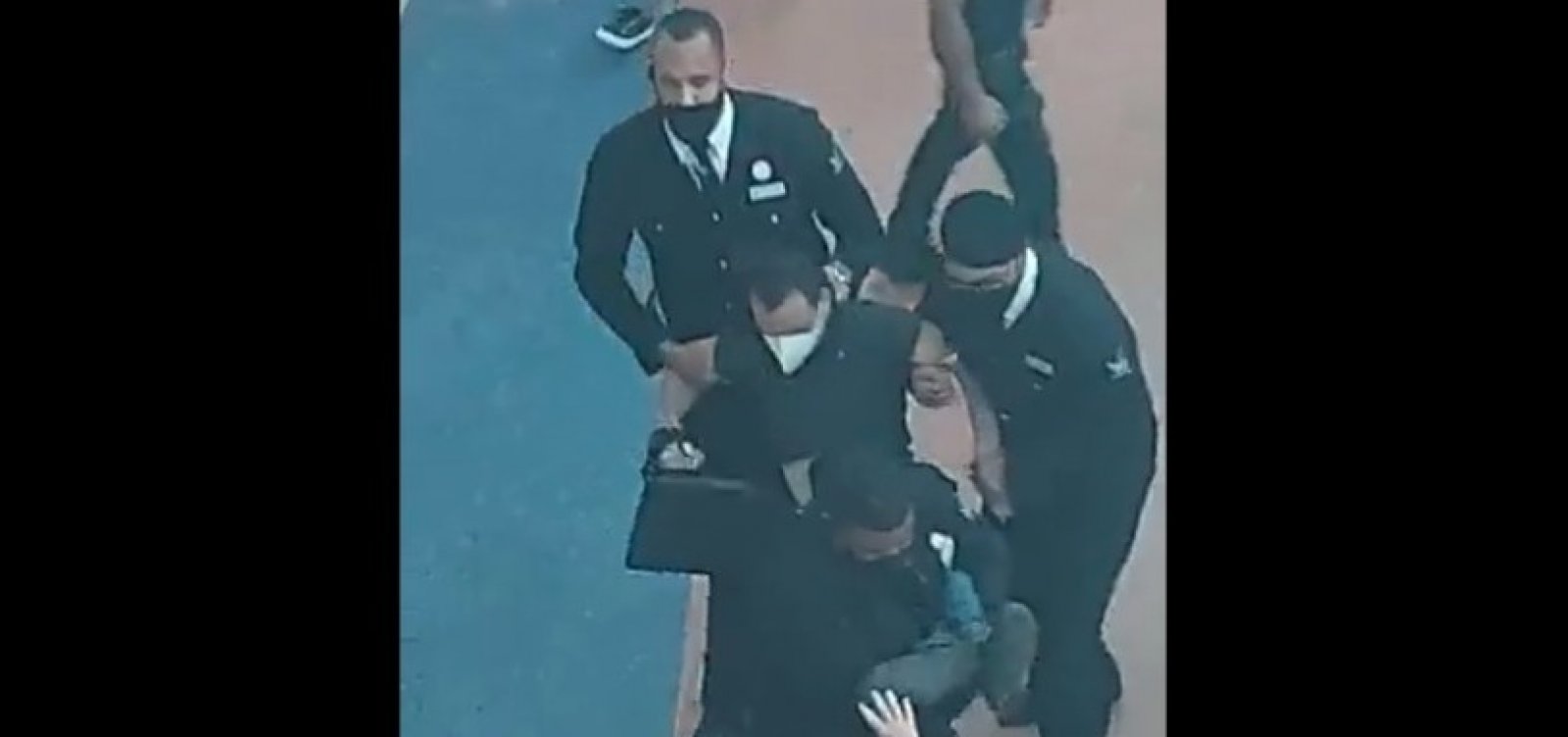 Homem tenta assaltar joalheria em shopping e é contido por seguranças; veja vídeo