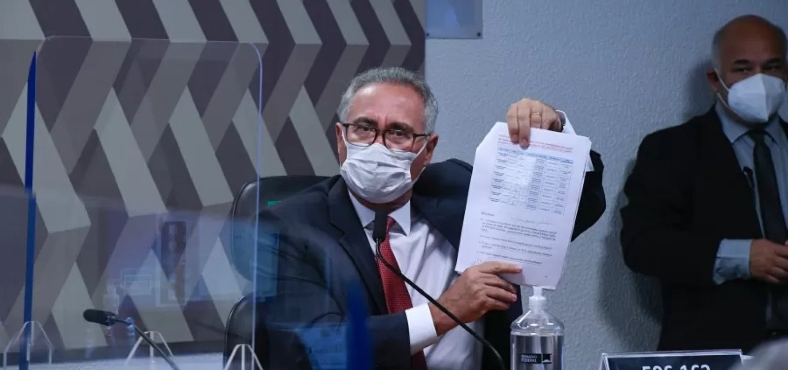 Renan lê nesta quarta relatório da CPI que responsabilizará Bolsonaro e mais 71 