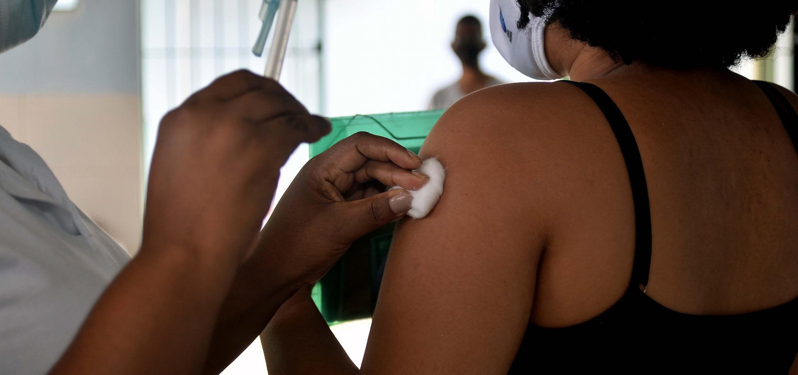 Brasil alcança metade da população completamente imunizada contra Covid-19