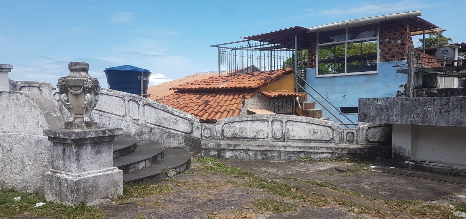 Passeio Público sofre com abandono, degradação e invasão de obra irregular 