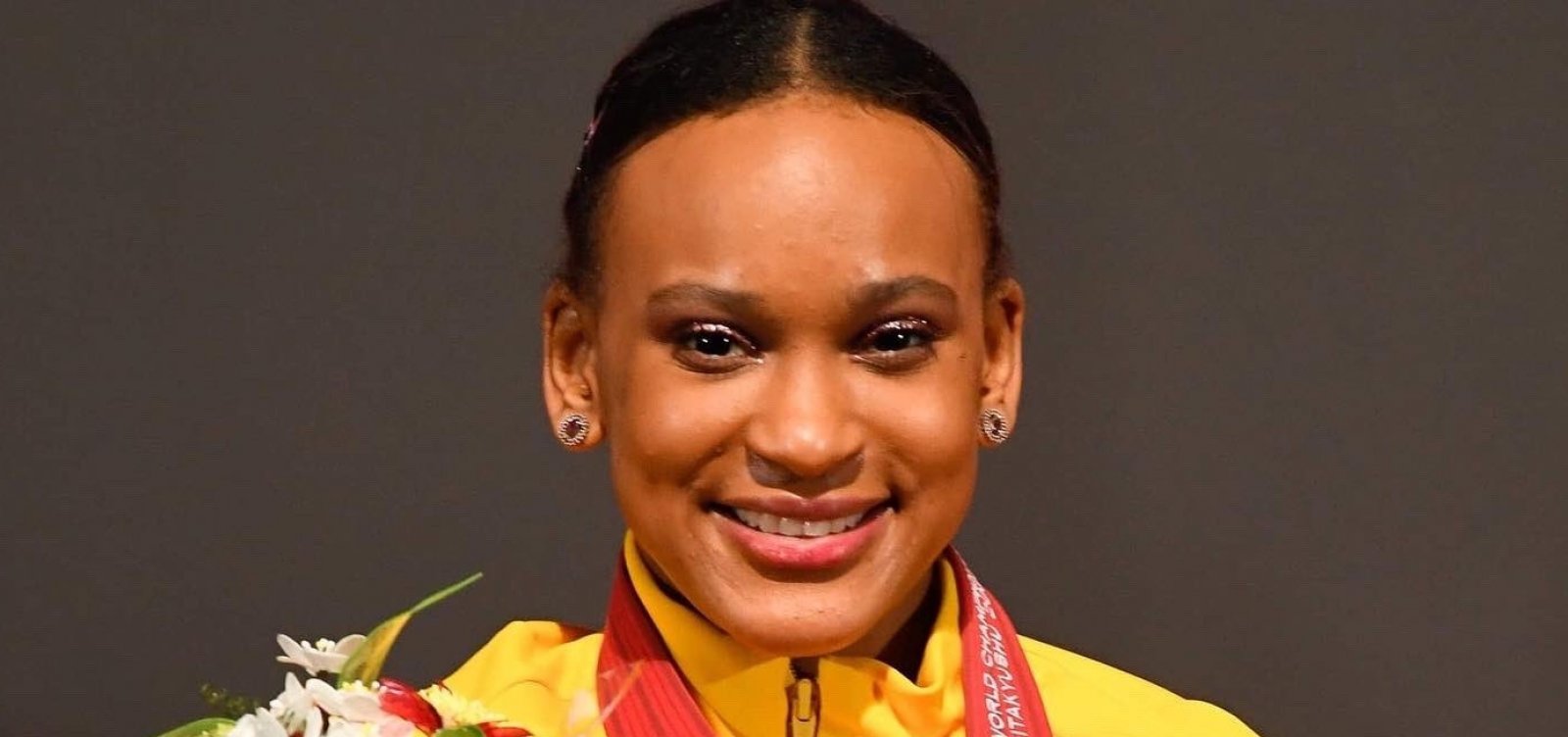 Rebeca Andrade sobre ouro no campeonato Mundial de Ginástica