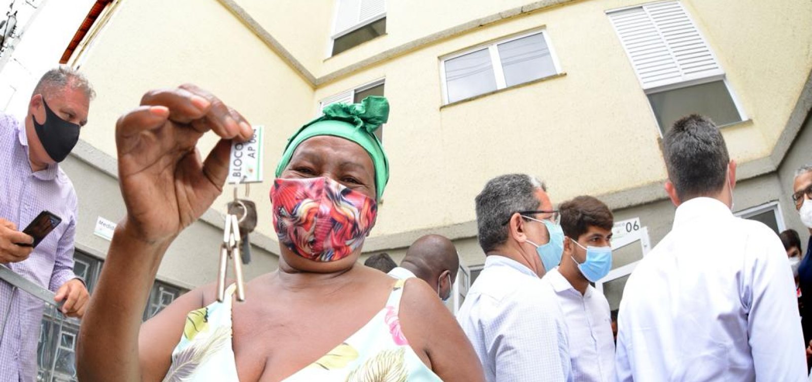 Novos moradores se emocionam com entrega de empreendimento habitacional em Salvador