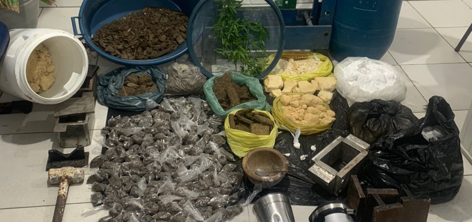 Pol&iacute;cia desmonta laborat&oacute;rio com 26 kg de maconha, coca&iacute;na e crack em munic&iacute;pio da Bahia