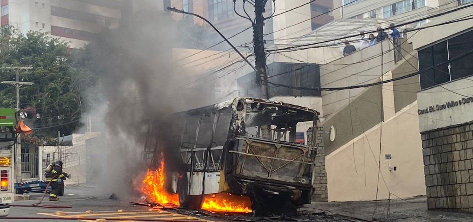 Ônibus pega fogo na Avenida Princesa Isabel e fica completamente destruído