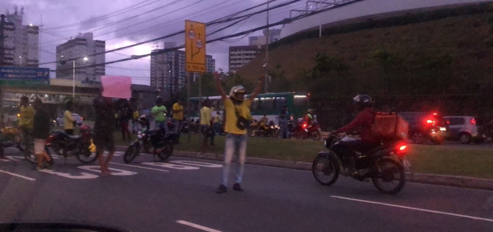 Contra aumento no preço de gasolina, protesto de mototaxistas trava Avenida Paralela