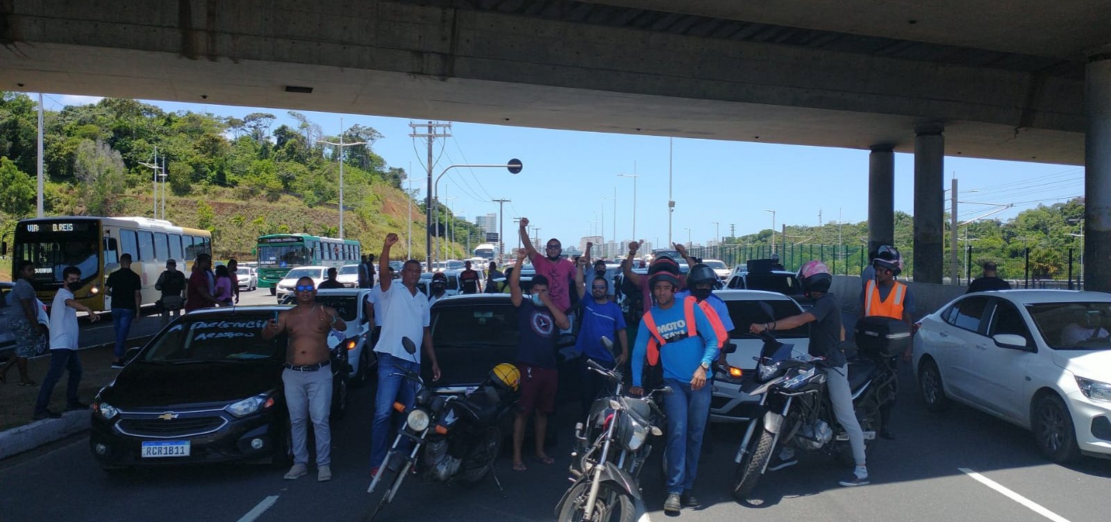 Por redução de taxas e alta da gasolina, motoristas de aplicativo paralisam trânsito na Paralela