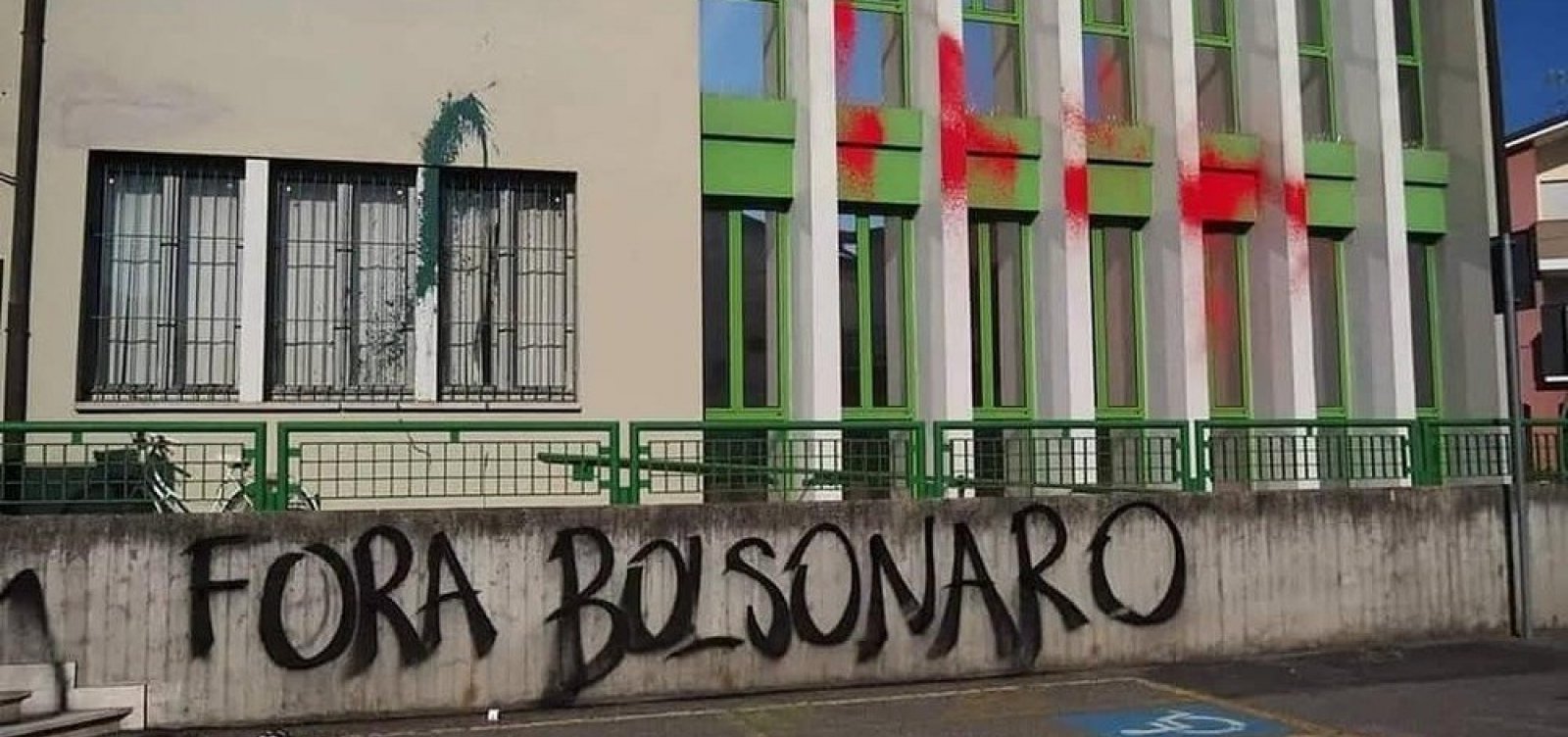 Em protesto, ativistas picham "Fora Bolsonaro" em sede de prefeitura na Itália