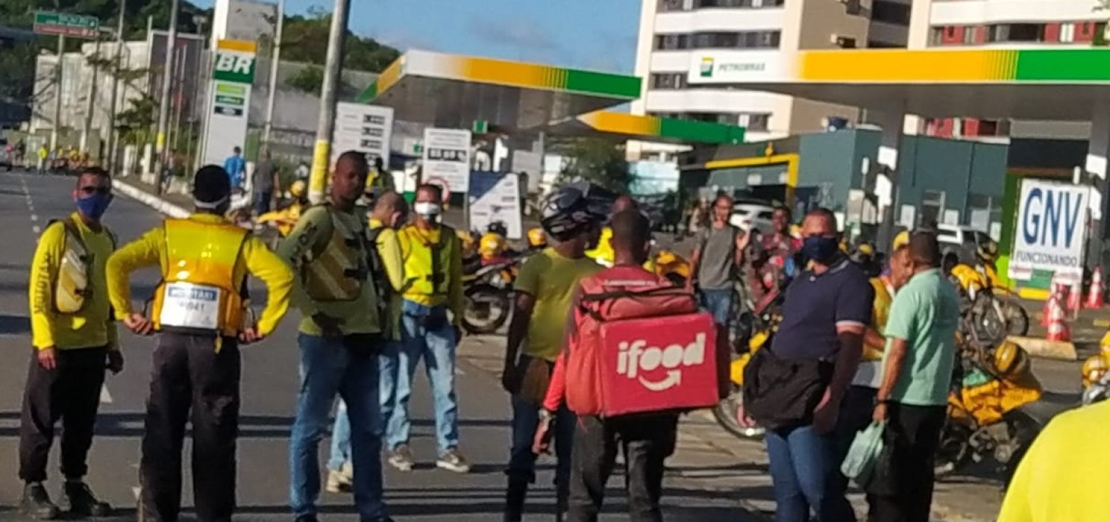  Mototaxistas fecham Posto Escola da Petrobras em protesto contra o preço da gasolina