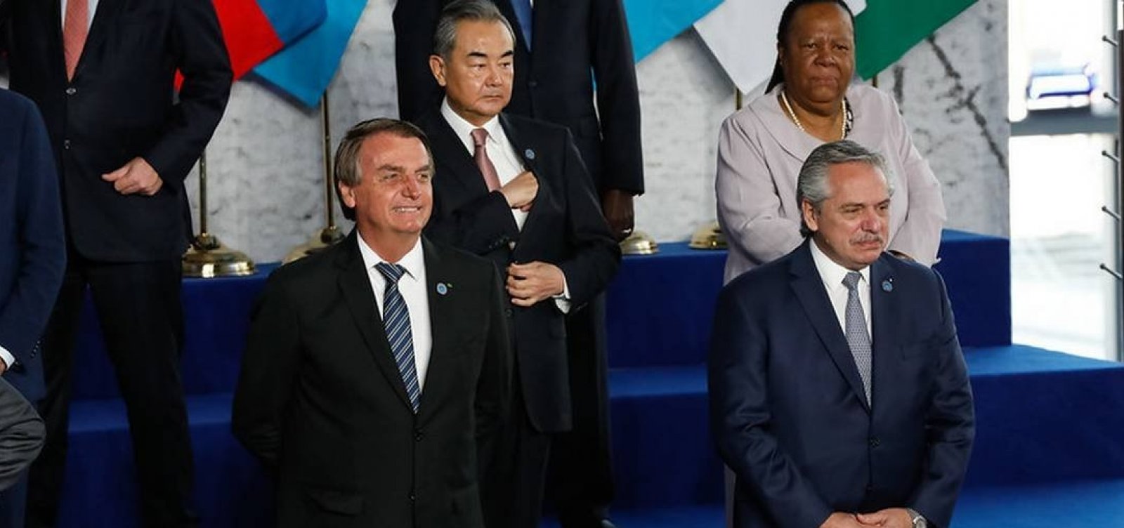 'Sempre temos um paraquedas reserva', diz Bolsonaro sobre o risco de viabilidade do Auxílio Brasil