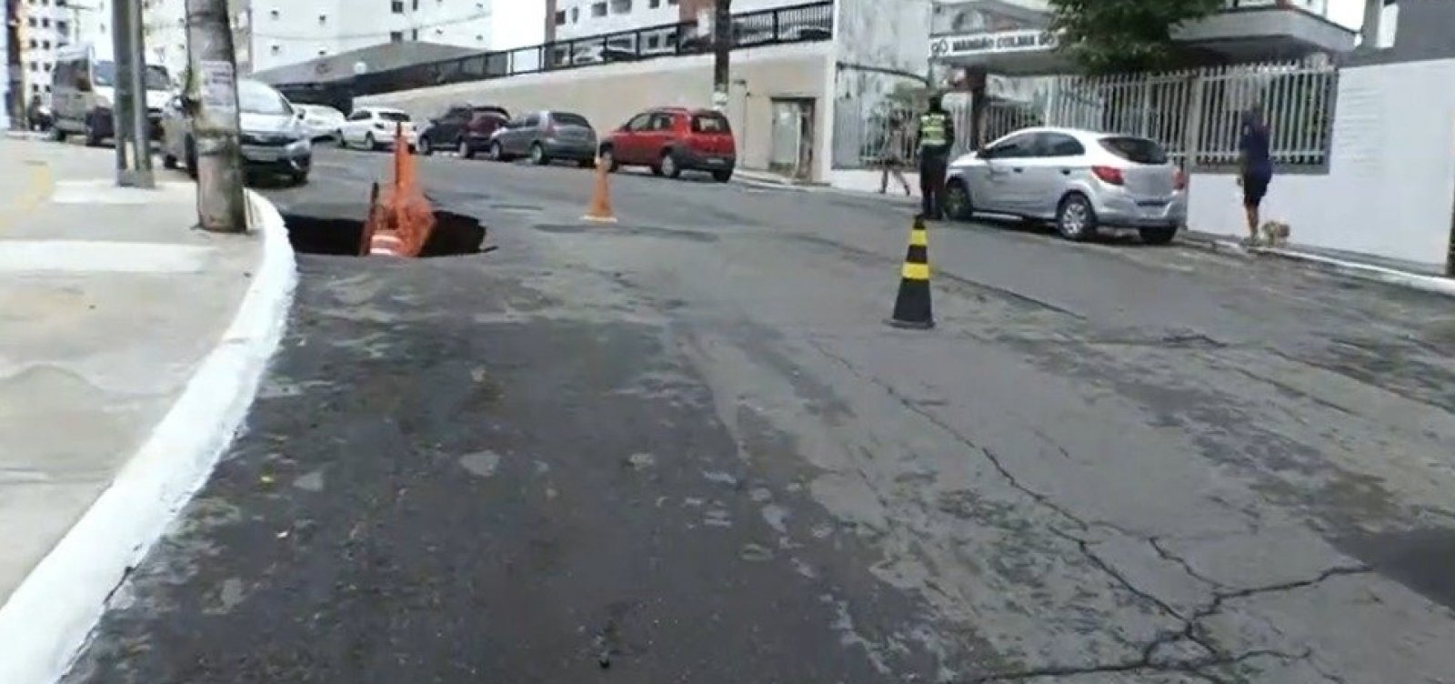 Chuva abre crateras em rua no Stiep 
