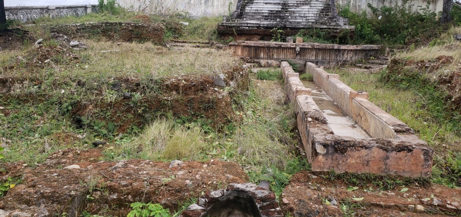 Vento forte em Salvador revela abandono de área onde seria revitalizado Teatro São João