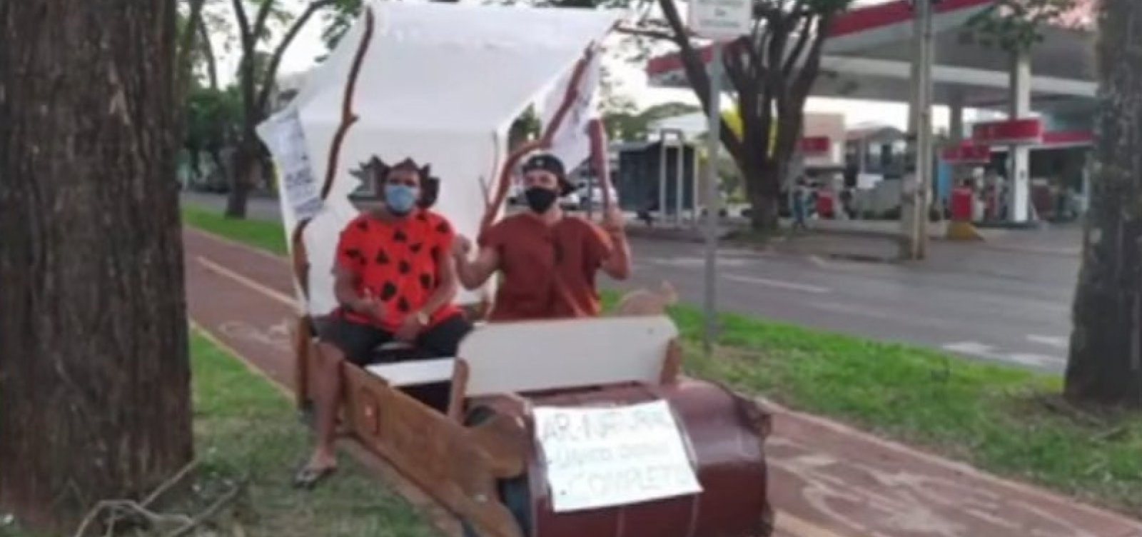 Vídeo: Família circula em carro dos Flintstones em protesto contra preço dos combustíveis