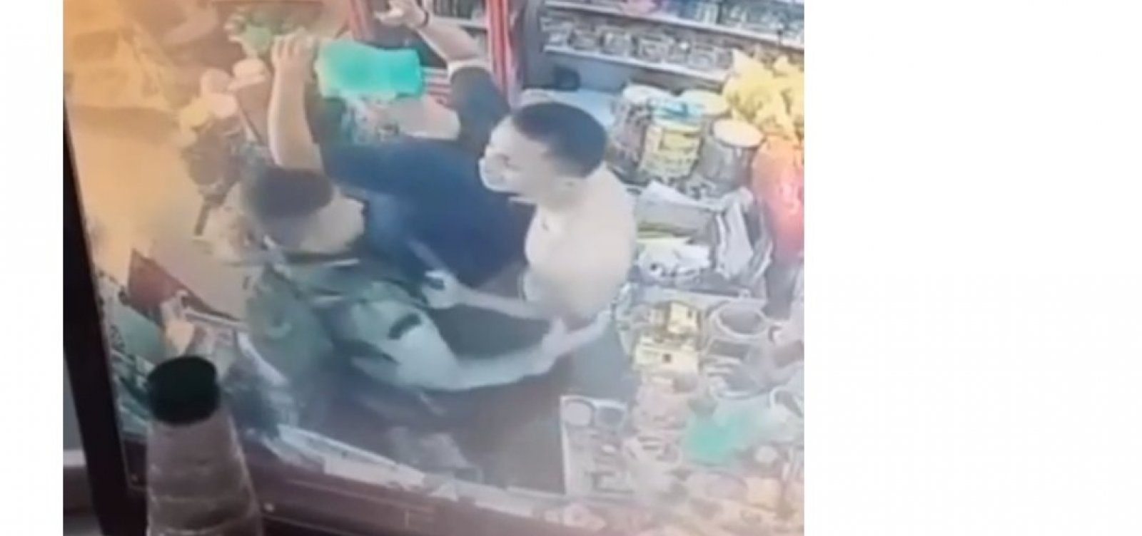 Vídeo: Moradores acusam PMs de executar entregador na Santa Cruz