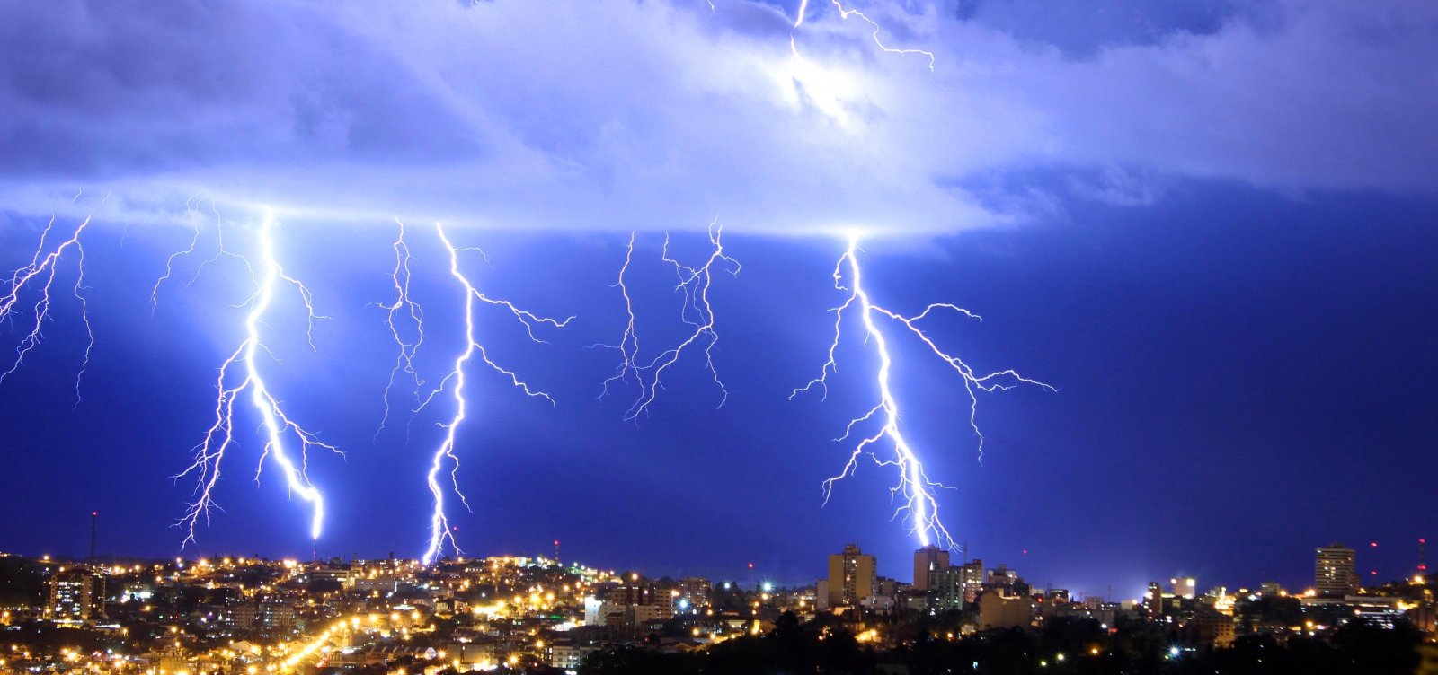 Em duas horas, Salvador ultrapassa 460 raios registrados durante chuva