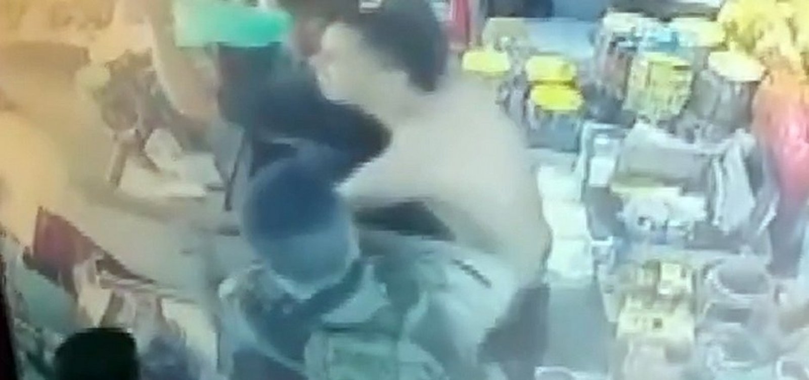 PM diz que encontrou arma com entregador morto; jovem aparece rendido em vídeo