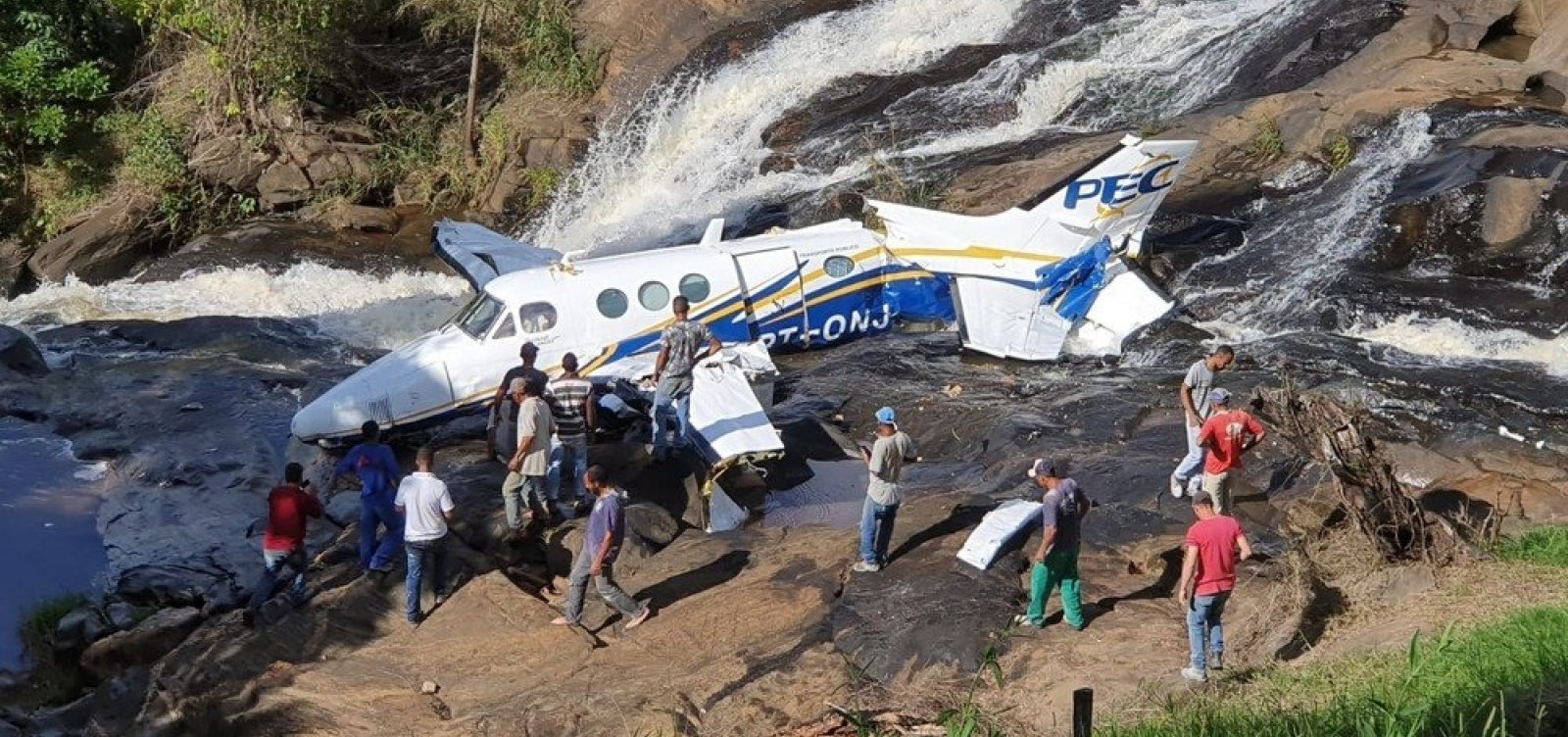 Aeronáutica investiga se avião com Marília Mendonça se chocou em fios de alta tensão antes da queda