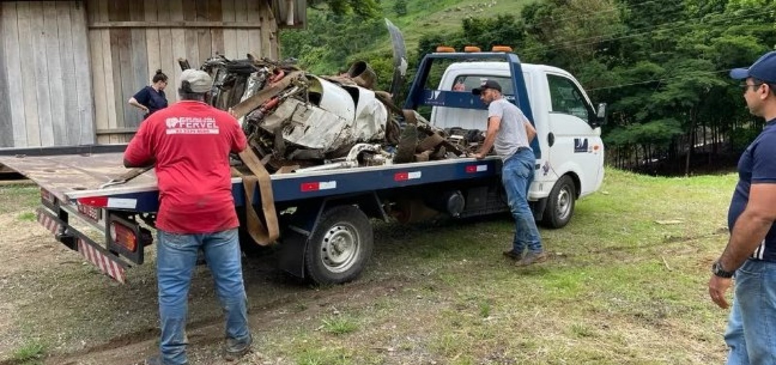 Equipes do Cenipa resgatam motor do avião que caiu com Marília Mendonça