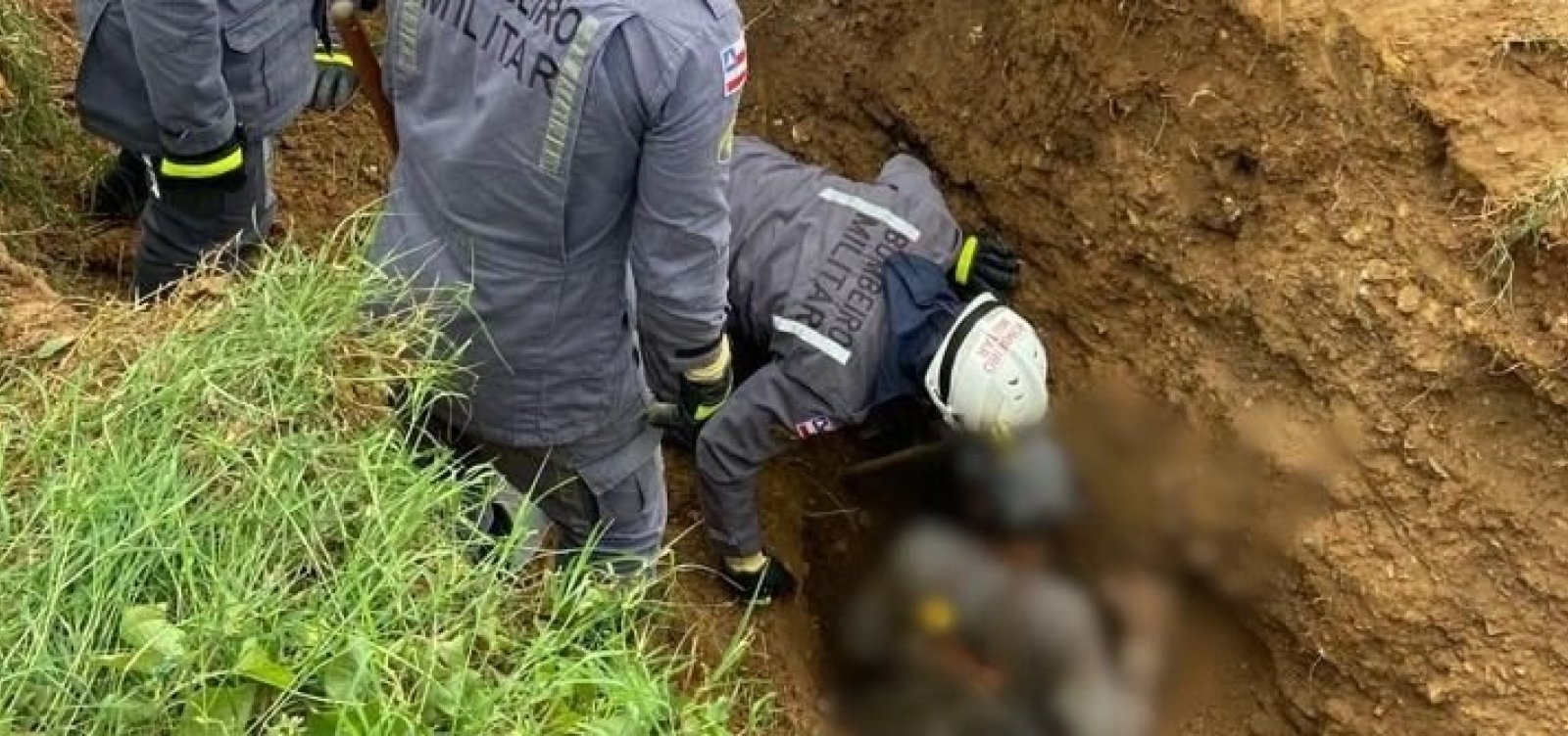 Bombeiros resgatam trabalhador que ficou parcialmente soterrado durante instalação de manilhas