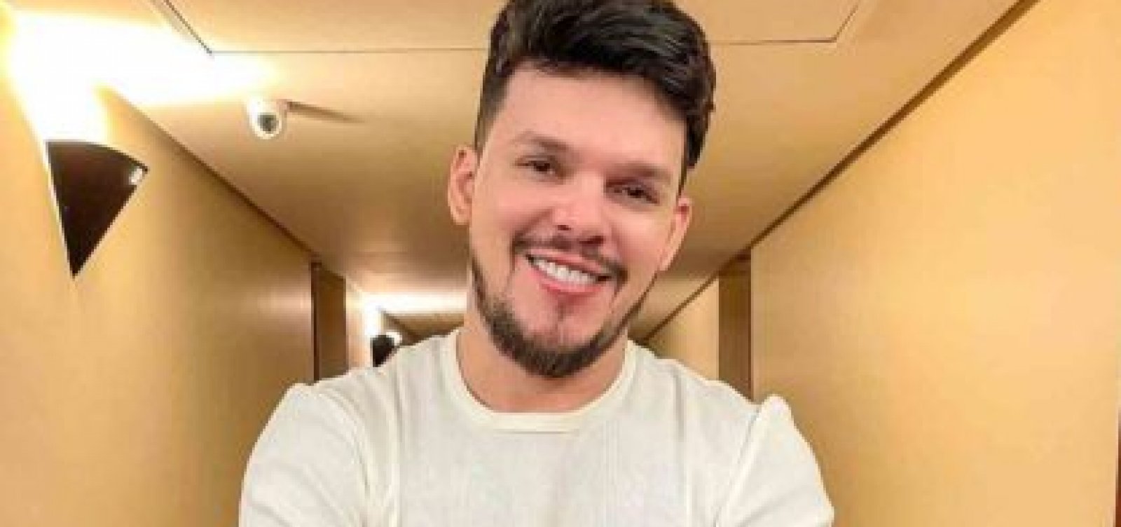 Cantor sertanejo Thiago Costa é internado após ser atropelado por lancha