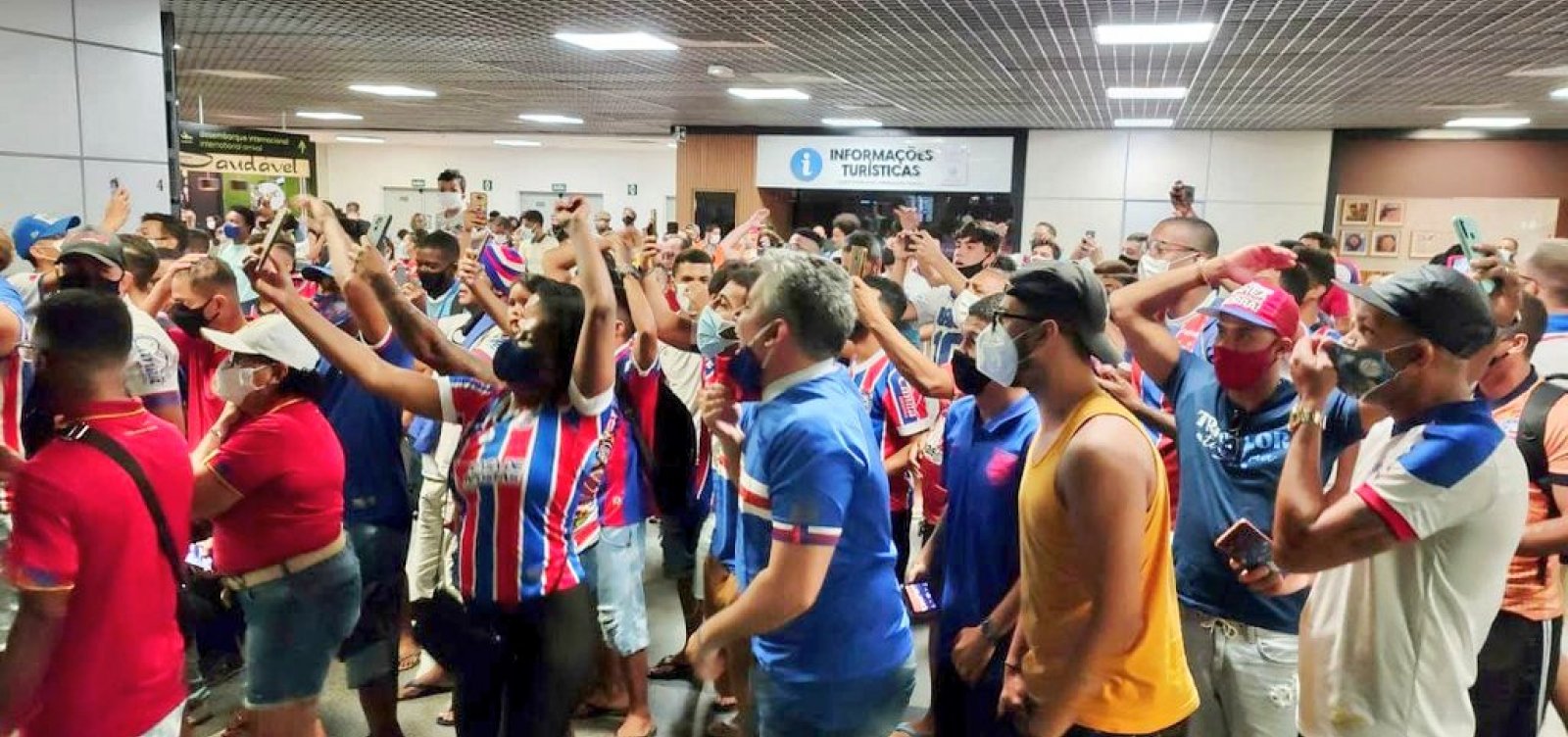 Torcida do Bahia faz protesto no aeroporto após erro de arbitragem; veja vídeo