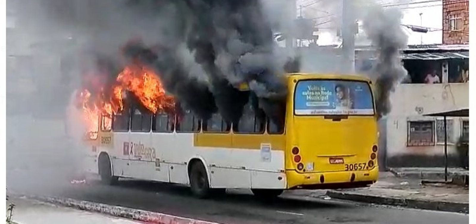 Vídeo: Grupo armado coloca fogo em ônibus na Avenida Suburbana