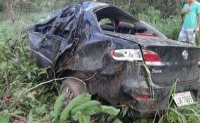 Cinco pessoas ficam feridas após carro capotar na BR-242