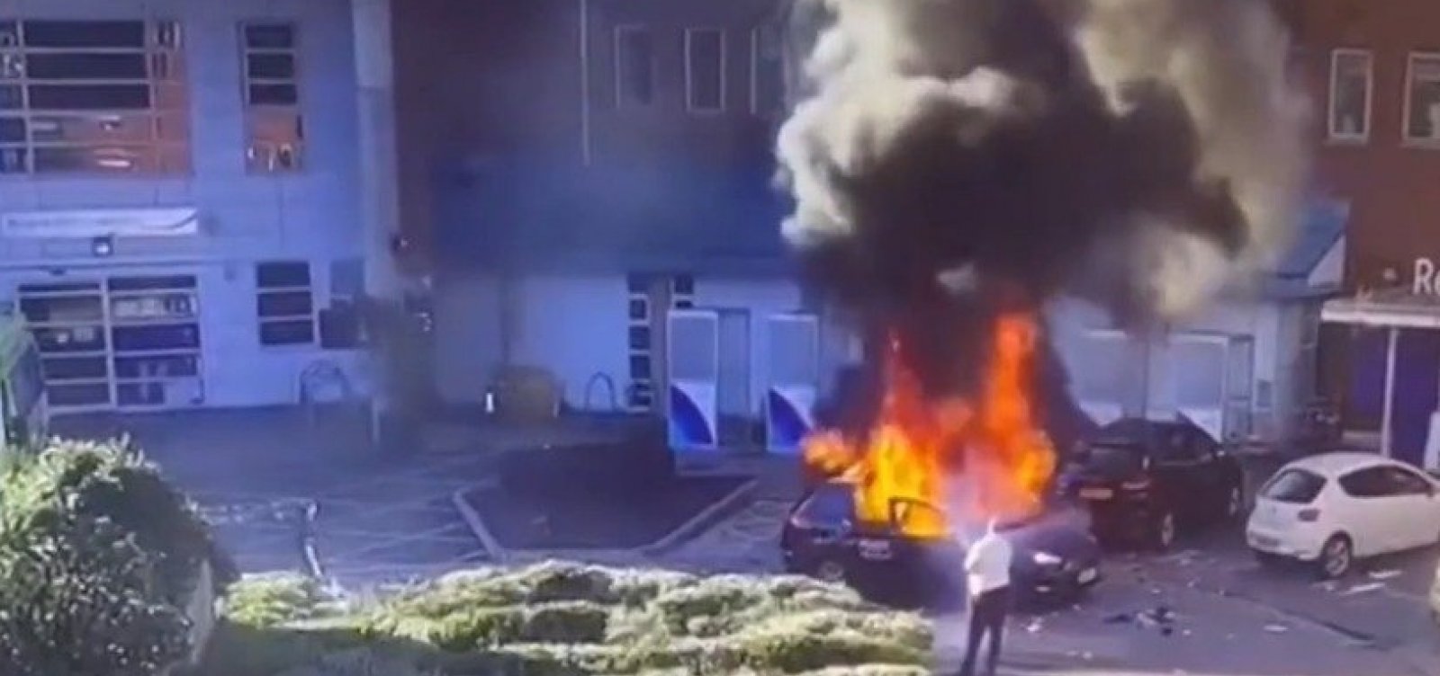 Taxista tranca suspeito dentro de carro e impede ataque terrorista em Liverpool