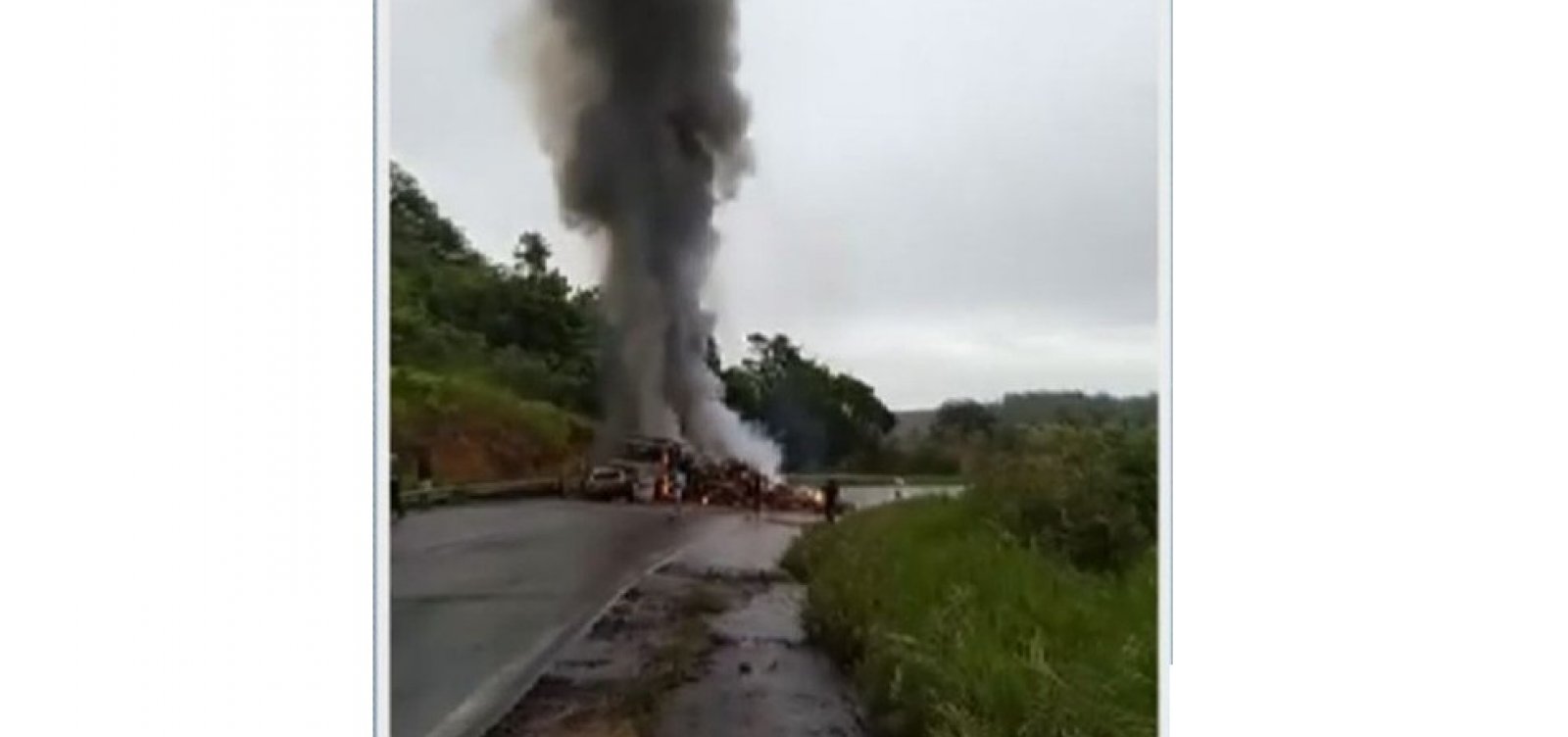 Caminh&atilde;o e carro pegam fogo ap&oacute;s bater de frente na BR-101