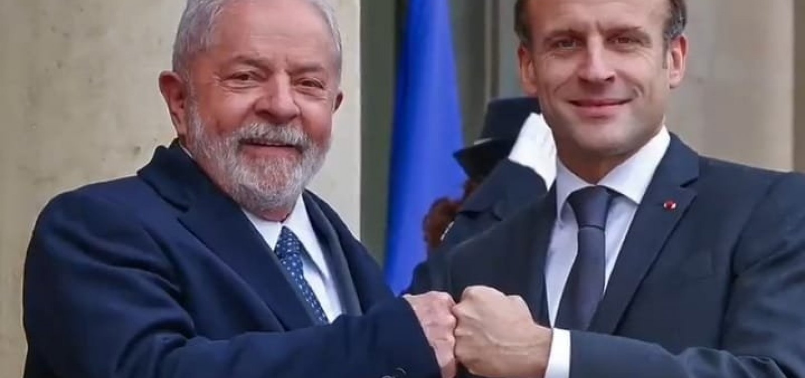 Lula é recebido pelo presidente da França, Emmanuel Macron, no Palácio do Elysée