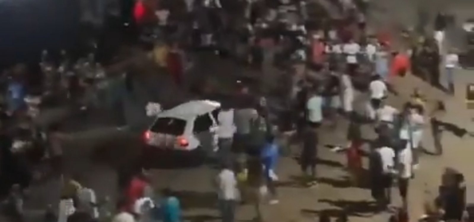 Motorista é preso após avançar com carro sobre multidão em João Dourado, na Bahia