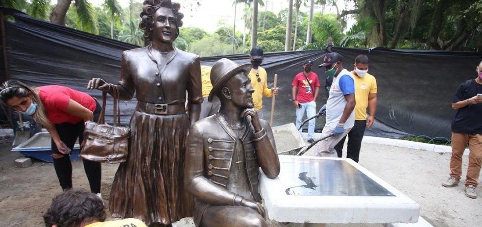 Em aniversário de 448 anos, Niterói ganha estátuas de Paulo Gustavo e de Dona Hermínia 
