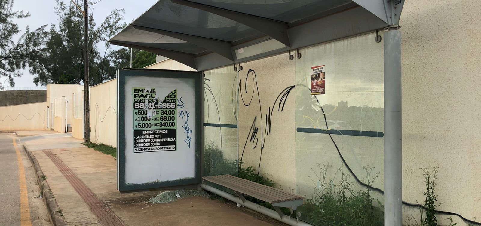 Ponto de ônibus em Piatã está quebrado há dois meses, diz ouvinte; prefeitura fala em manutenção diária