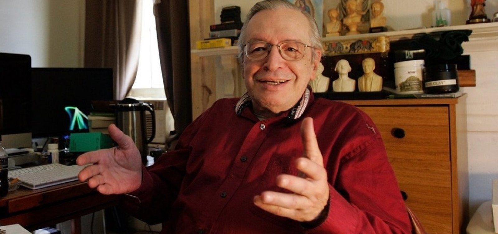 Comissão da Câmara cobra de ministros explicação sobre fuga de Olavo de Carvalho