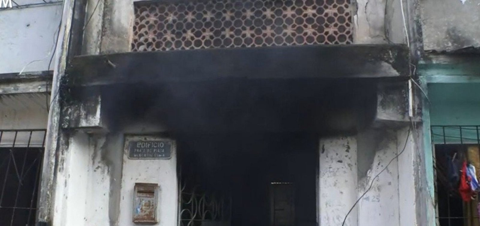 Quadro de energia pega fogo e atinge prédio em Periperi