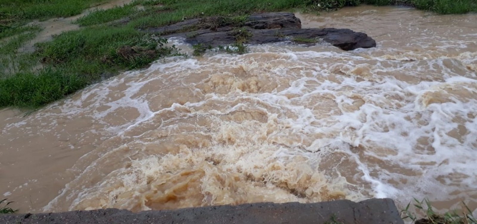 Por conta da chuva, fios de alta tensão caem e BA-046 é interditada
