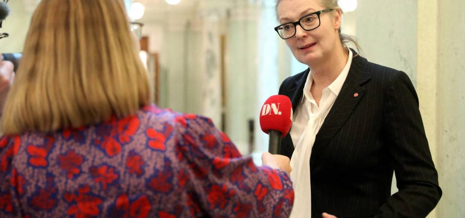 Primeira mulher premier da Suécia nomeia primeira ministra transgênero