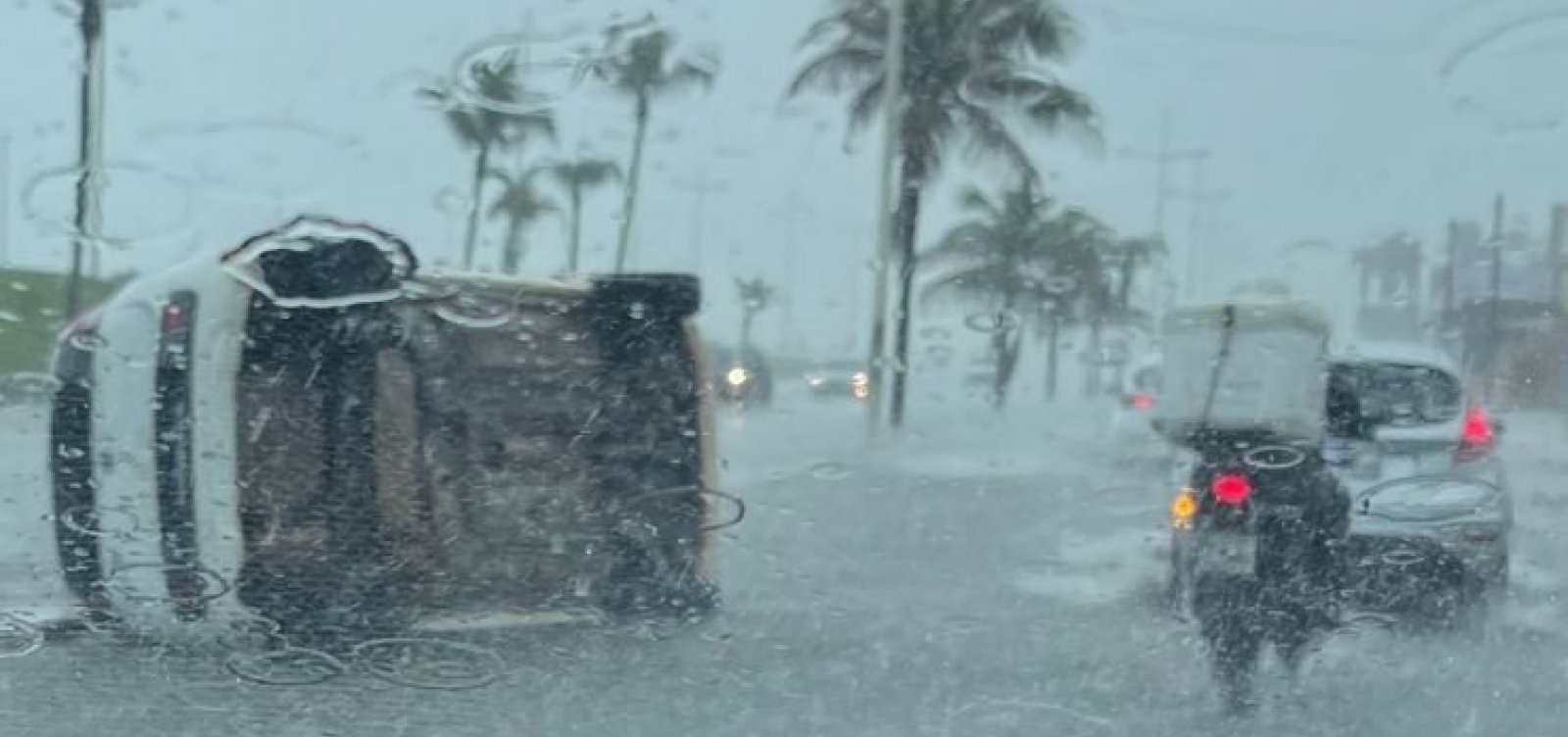 Em meio a fortes chuvas, carro capota na Boca do Rio