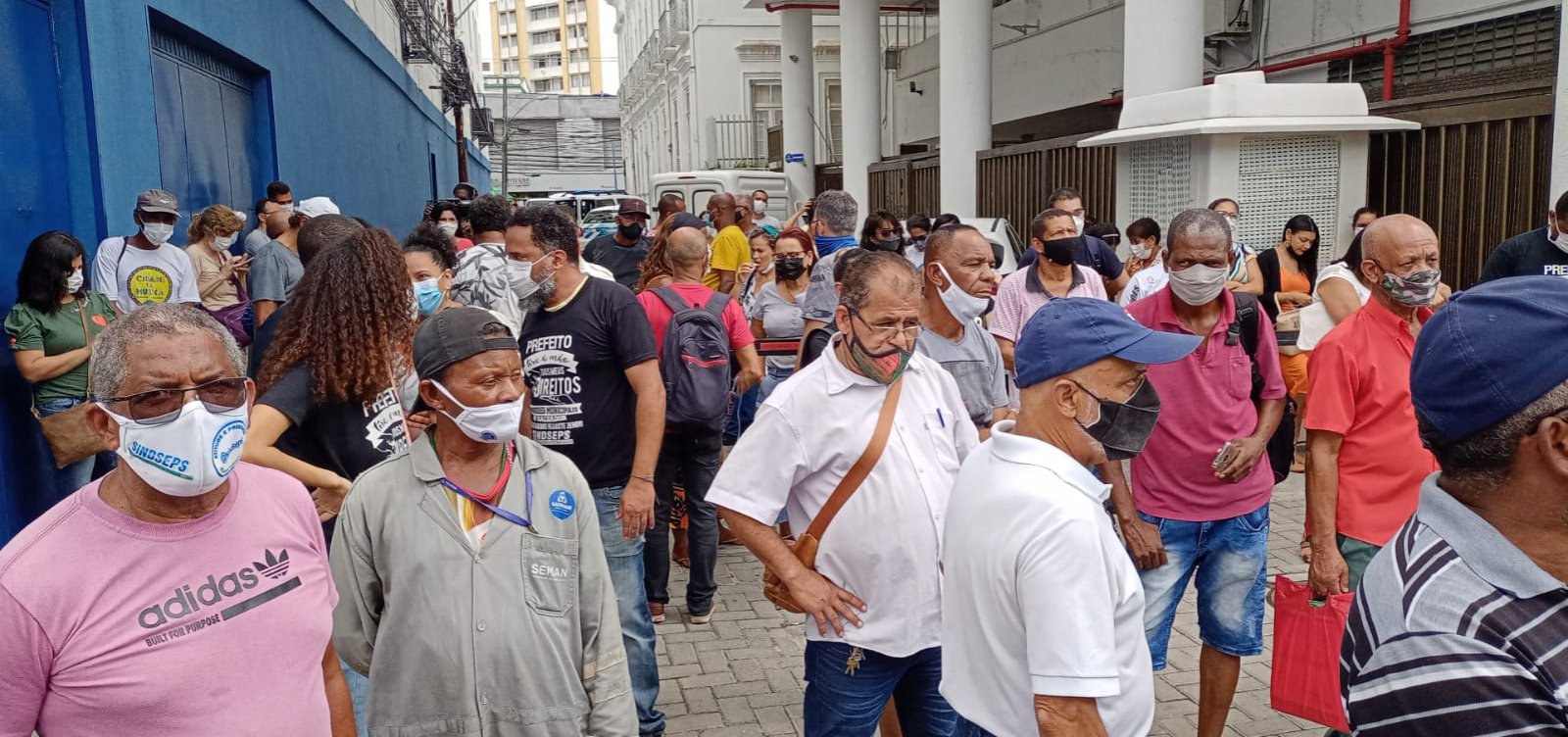 Servidores municipais realizam manifestação por direitos trabalhistas em Salvador