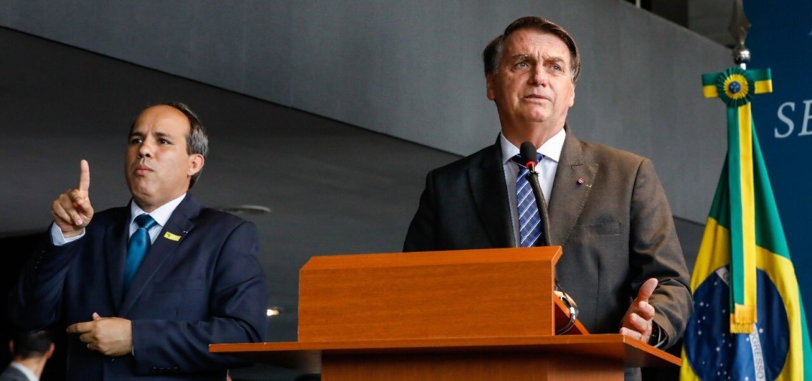 Para Bolsonaro, autoridades que pedem passaporte da vacina estão extrapolando