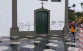 Secretário lamenta pichação em igreja do Rio Vermelho: "Falta de respeito"