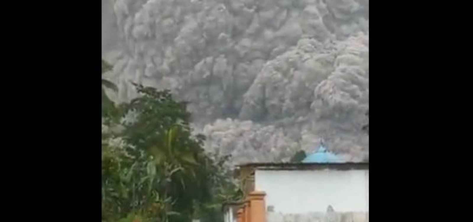 Moradores fogem após vulcão entrar em erupção na Indonésia; uma pessoa morreu